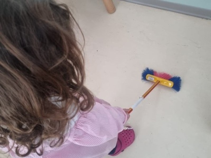 Al termine del pranzo i bambini a turno aiutano a ripulire la stanza